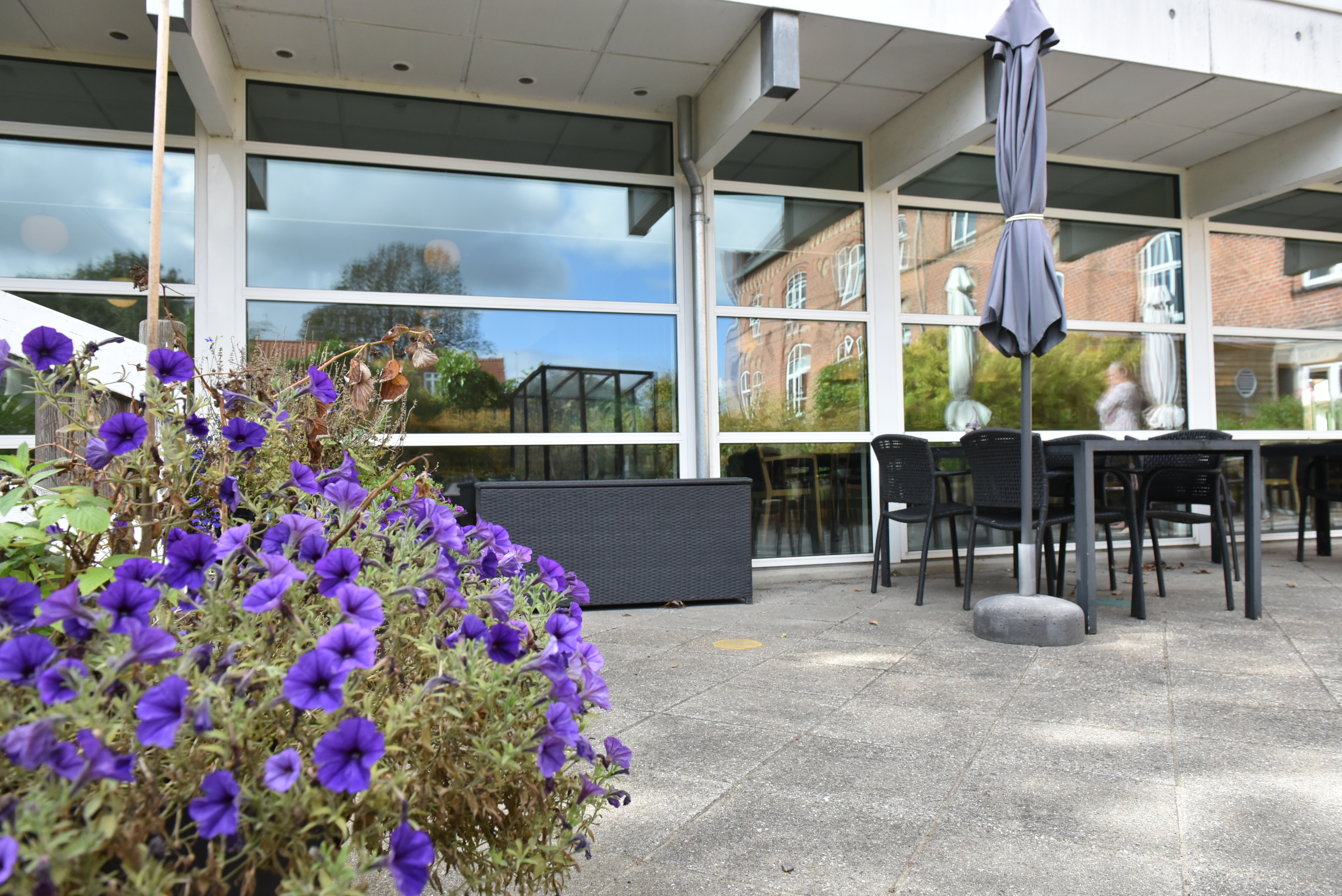 Terrasse med blomsterkrukker hos Kristrupcentret