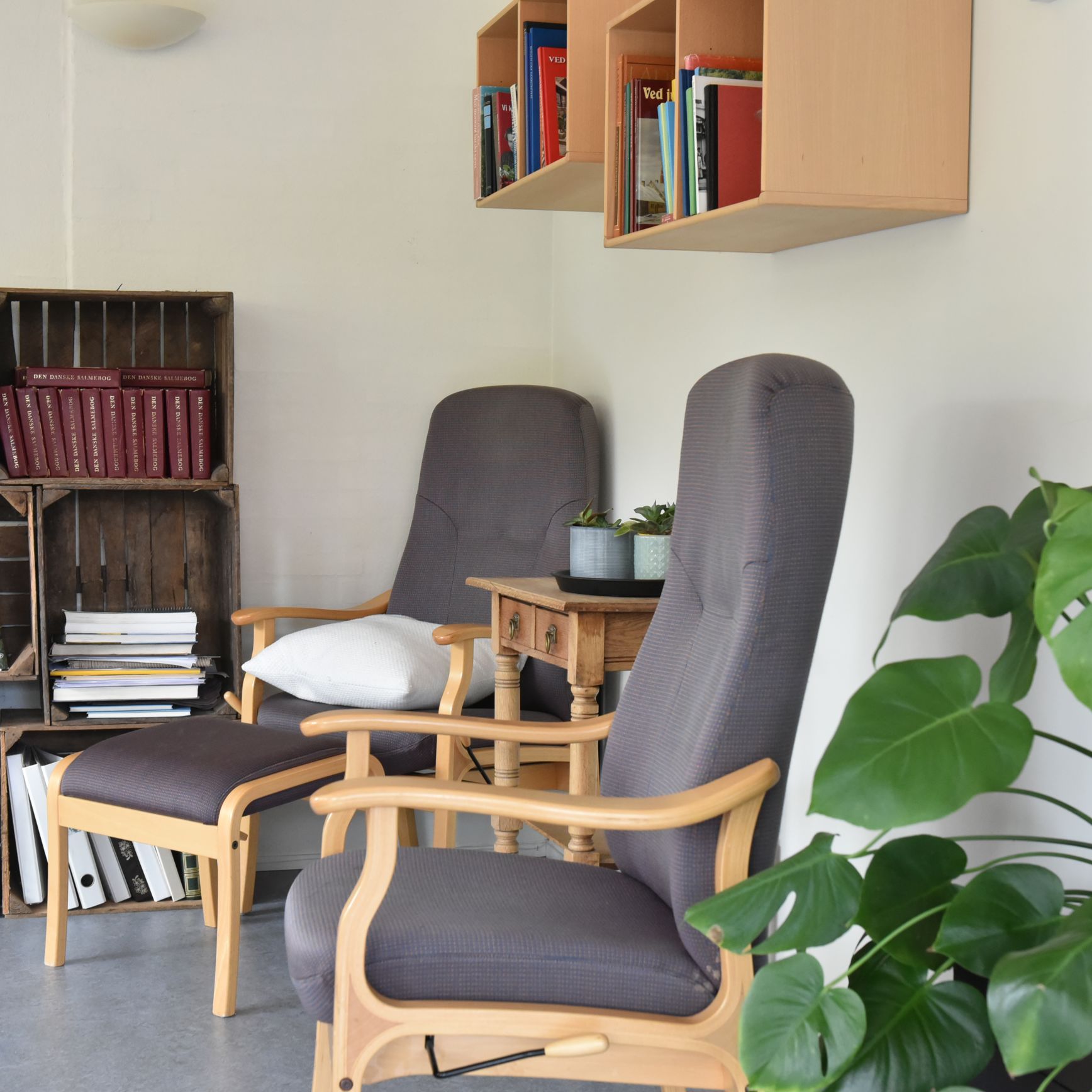 Hyggekrog med lænestole og bogreol hos Kristrupcentret