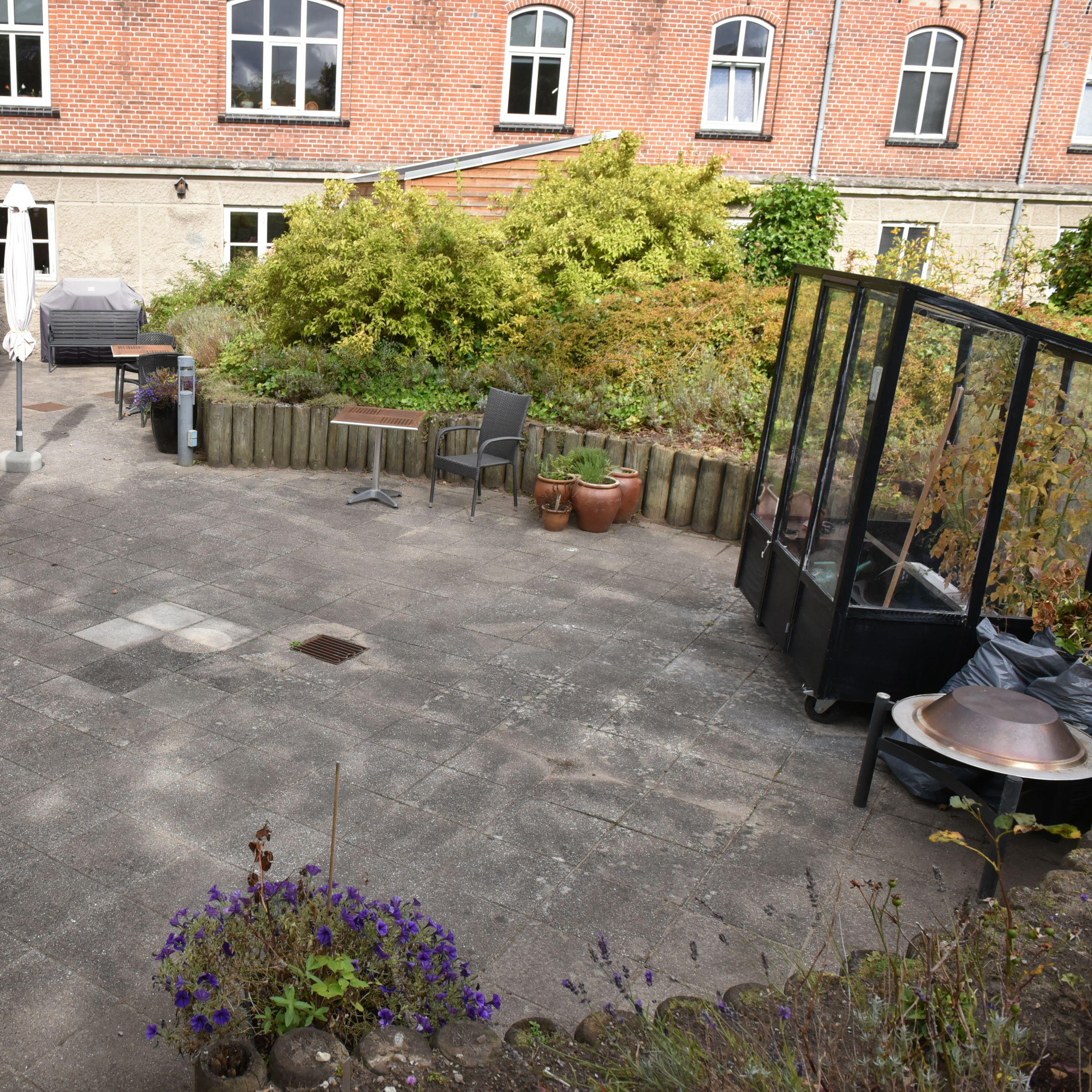 Terrasse med blomsterkrukker hos Kristrupcentret