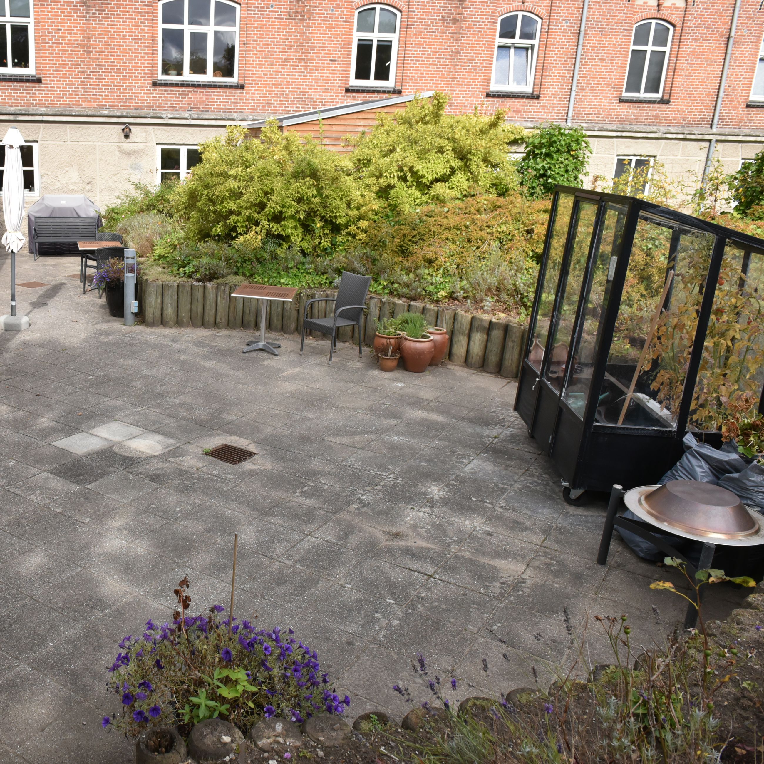 Terrasse med blomsterkrukker hos Kristrupcentret