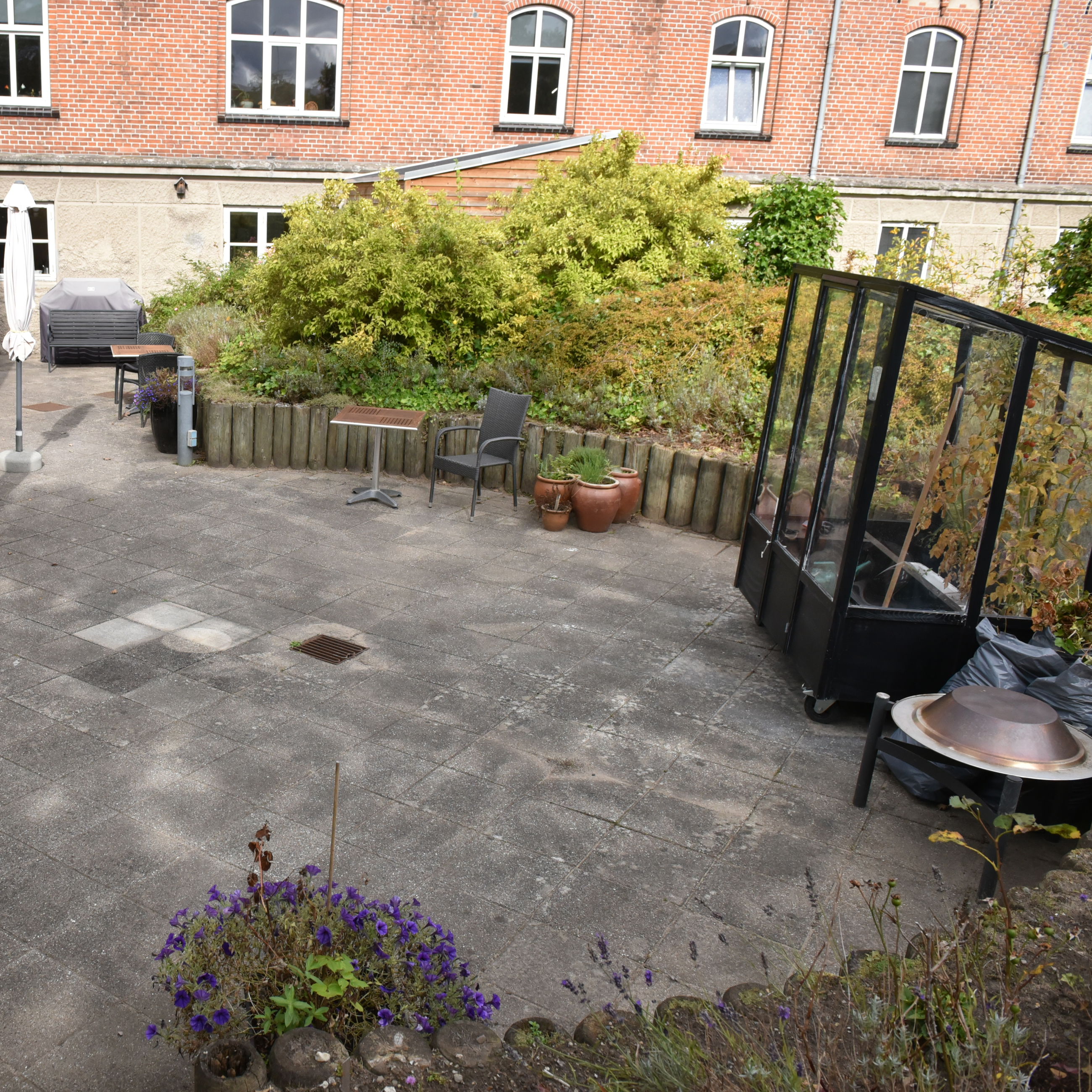 Terrasse med blomsterkrukker hos Kristrupcentret