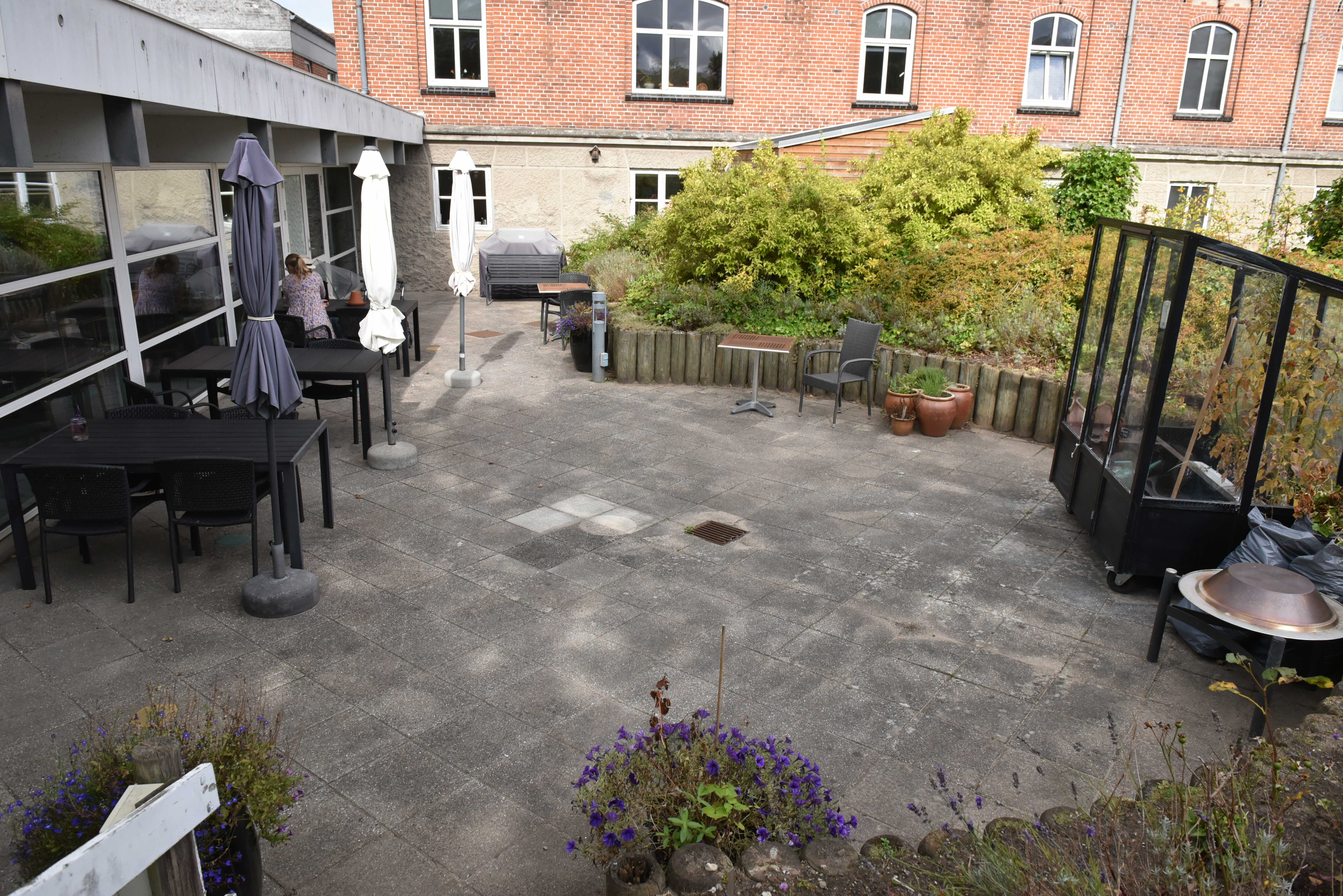 Terrasse med blomsterkrukker hos Kristrupcentret
