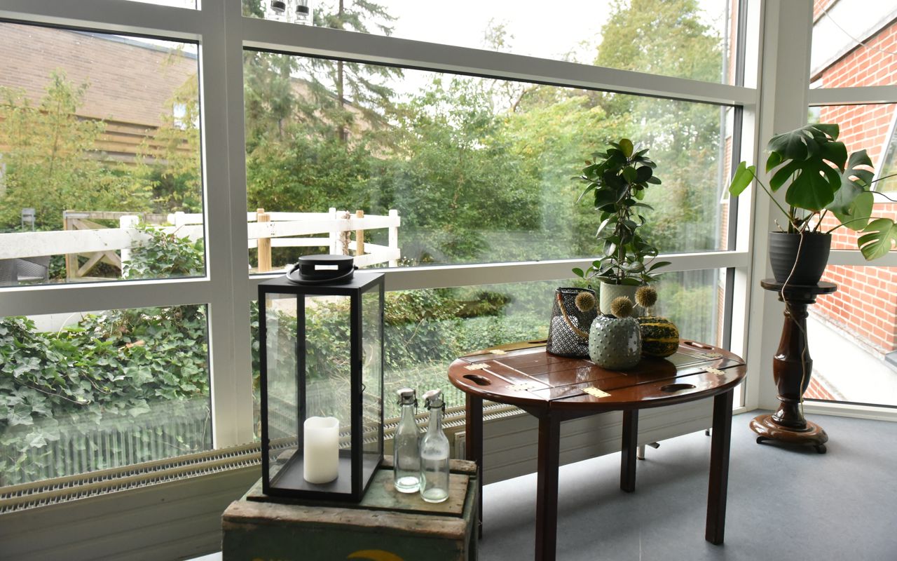 Bord med lanterne og vaser hos Kristrupcentret