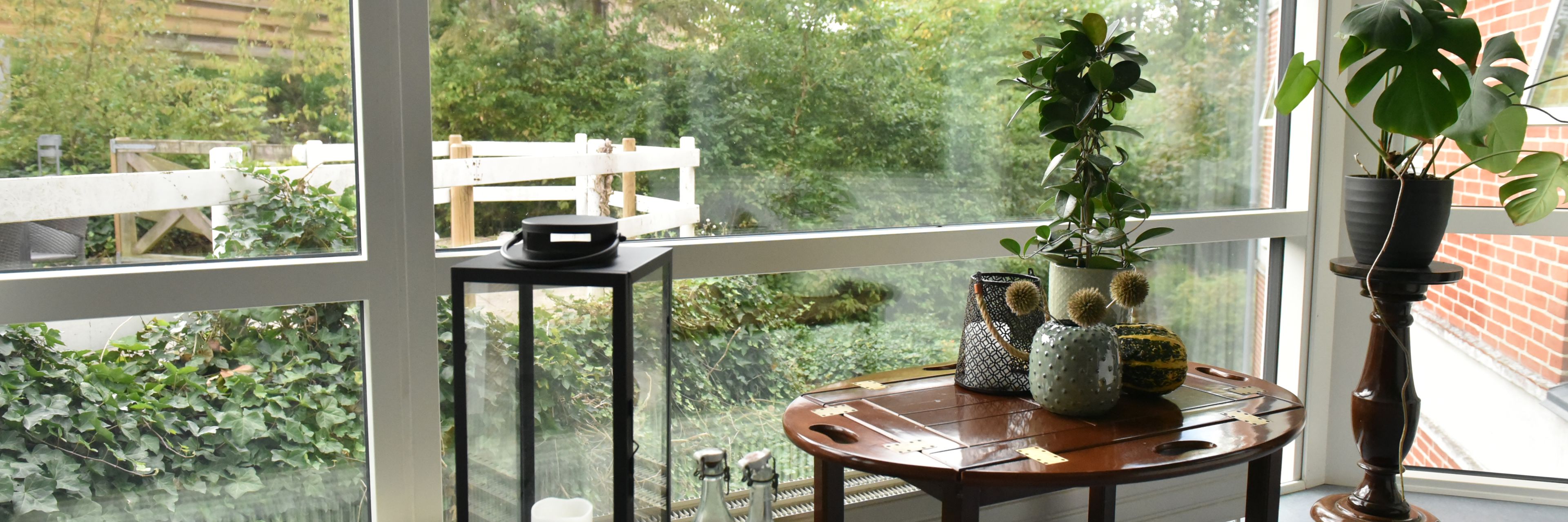 Bord med lanterne og vaser hos Kristrupcentret