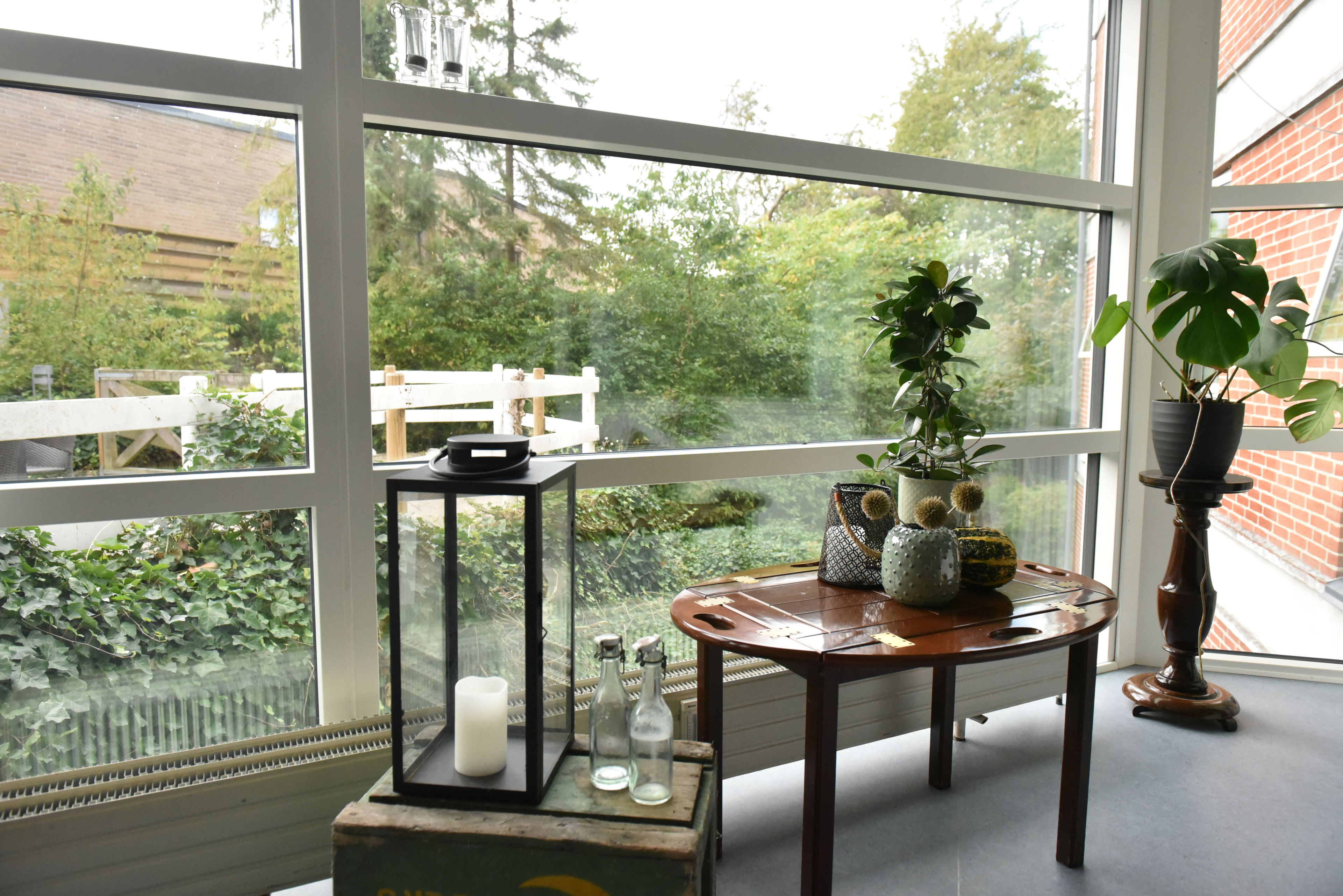 Bord med lanterne og vaser hos Kristrupcentret